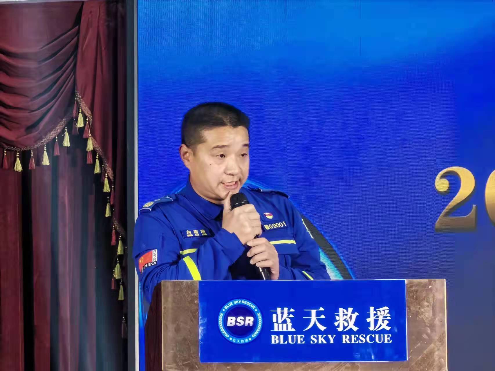 都昌县蓝天救援队队长向南明上台作2021年度工作总结报告,他满怀深情