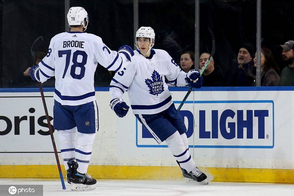 多伦多枫叶队(toronto maple leafs)是位于加拿大多伦多的国家冰球