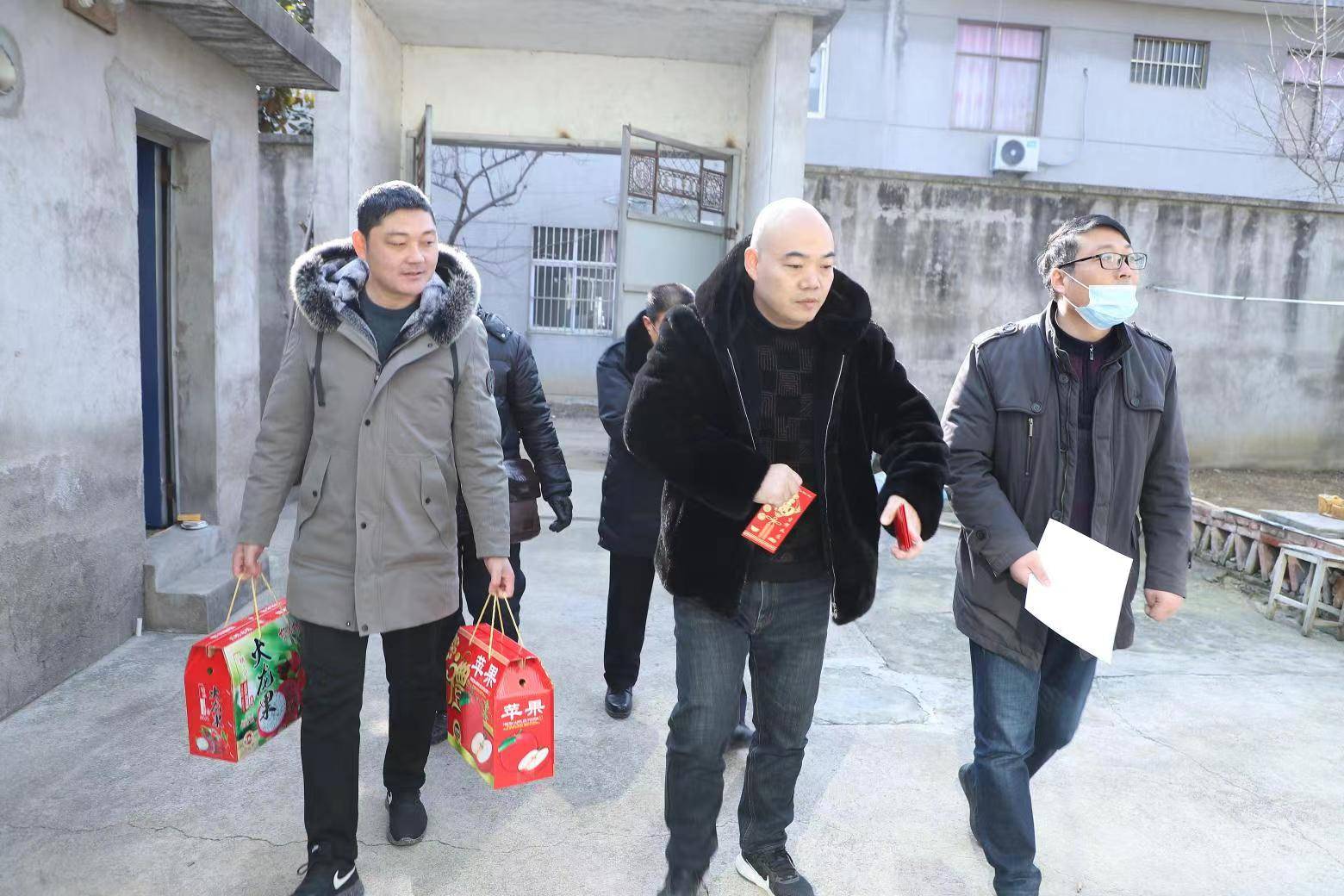 在走访慰问中,万尚会与石榴街道新时代文明实践所,民政和关工委组成