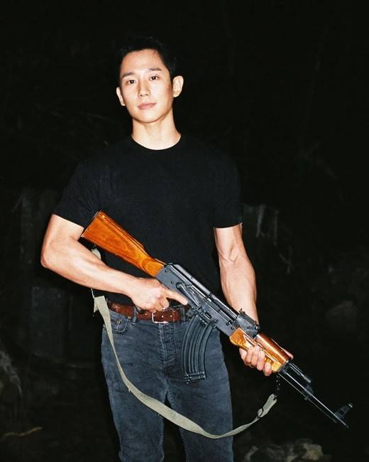 丁海寅晒雪滴花片场照手臂肌肉线条让人喷鼻血