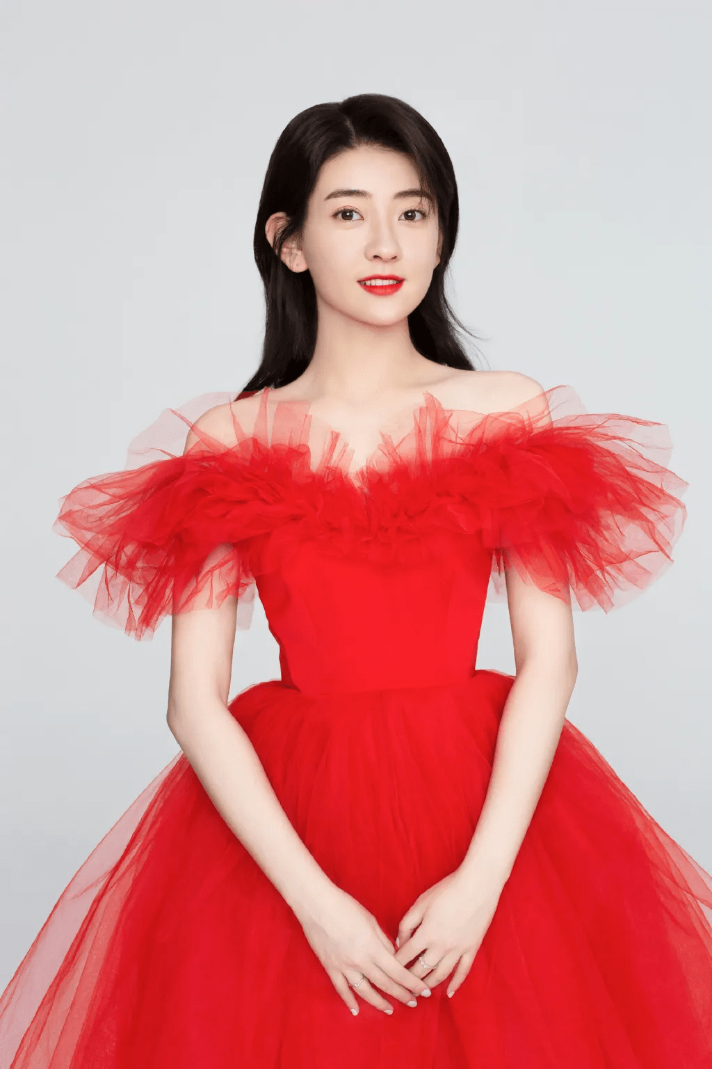 梁洁一身红衣亮相给大家送祝福了新的一年红红火火