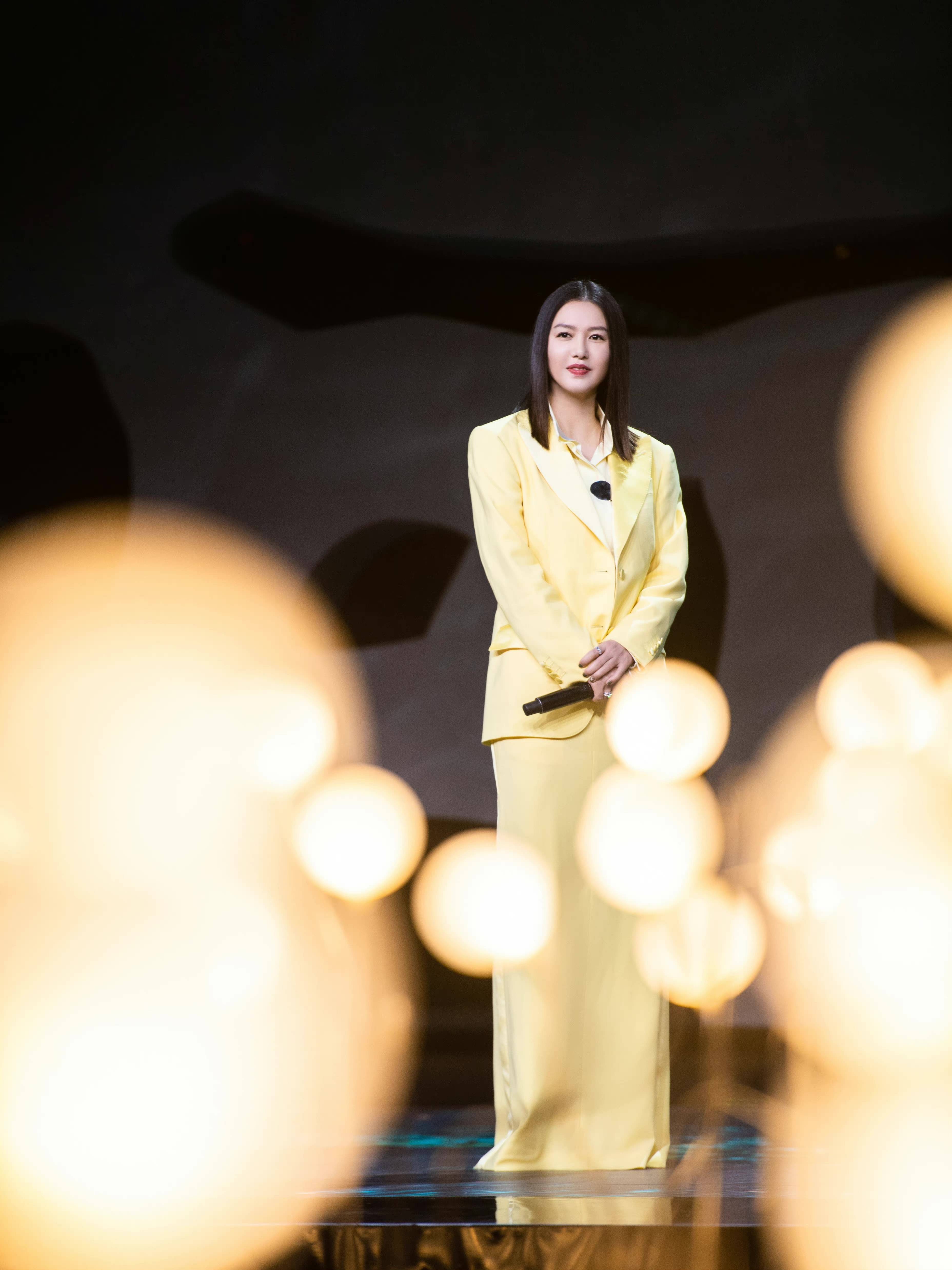 谭维维演绎 st. john 2022 春夏系列西装套装_鹅黄色_暖意_生命