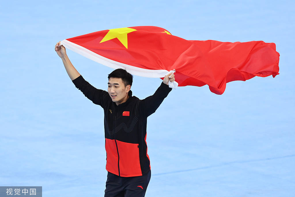 组图高亭宇身披五星红旗兴奋不已全场飘起中国红