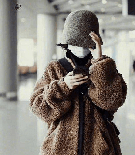 焉栩嘉女友疑似曝光,两人身穿情侣装,女主疑似张子枫_网友_颜在_颜佳