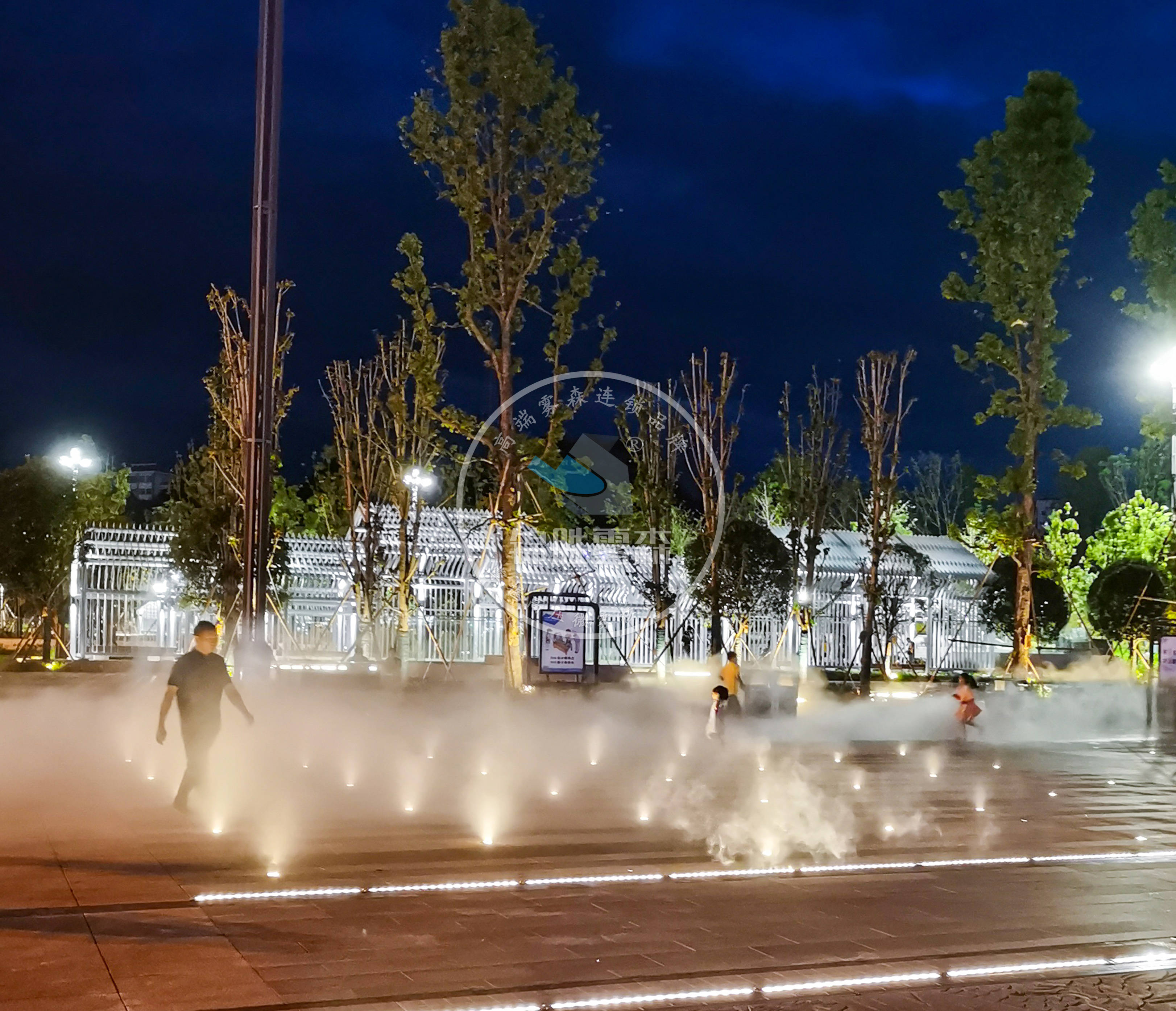 公园广场人造雾还能创造负氧离子?