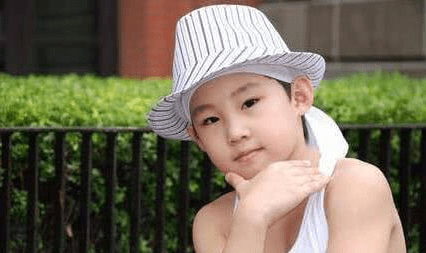 原创9岁登春晚红极一时为了演出放弃学业如今人气不再被遗忘