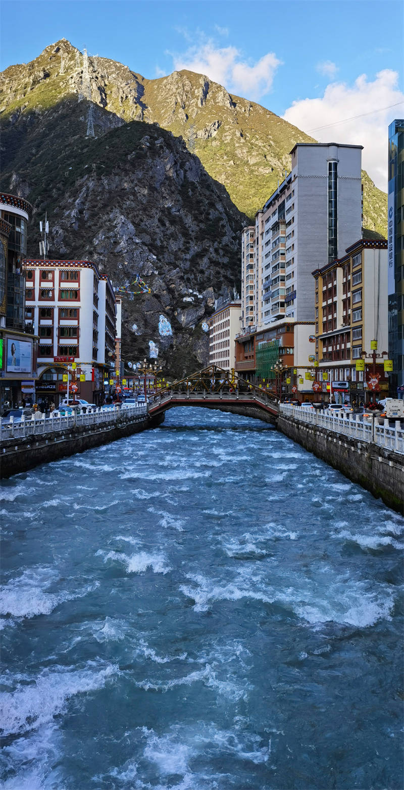 穿城而过的河叫康定河,这座桥就在三水汇合处,南边的水是折多河,北边