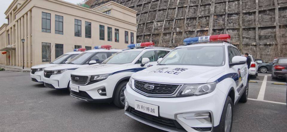 足够霸气足够威武10辆国产新警车配发南充嘉陵警方