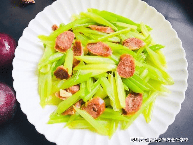 减脂餐—西芹炒纯瘦牛肉香肠