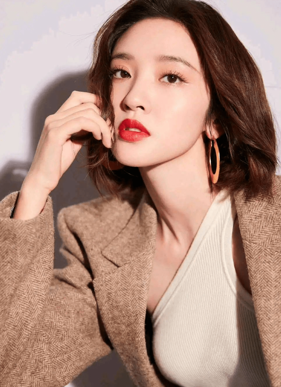 棕色 唐艺昕春季穿搭，西服+牛仔 展现不一样的魅力