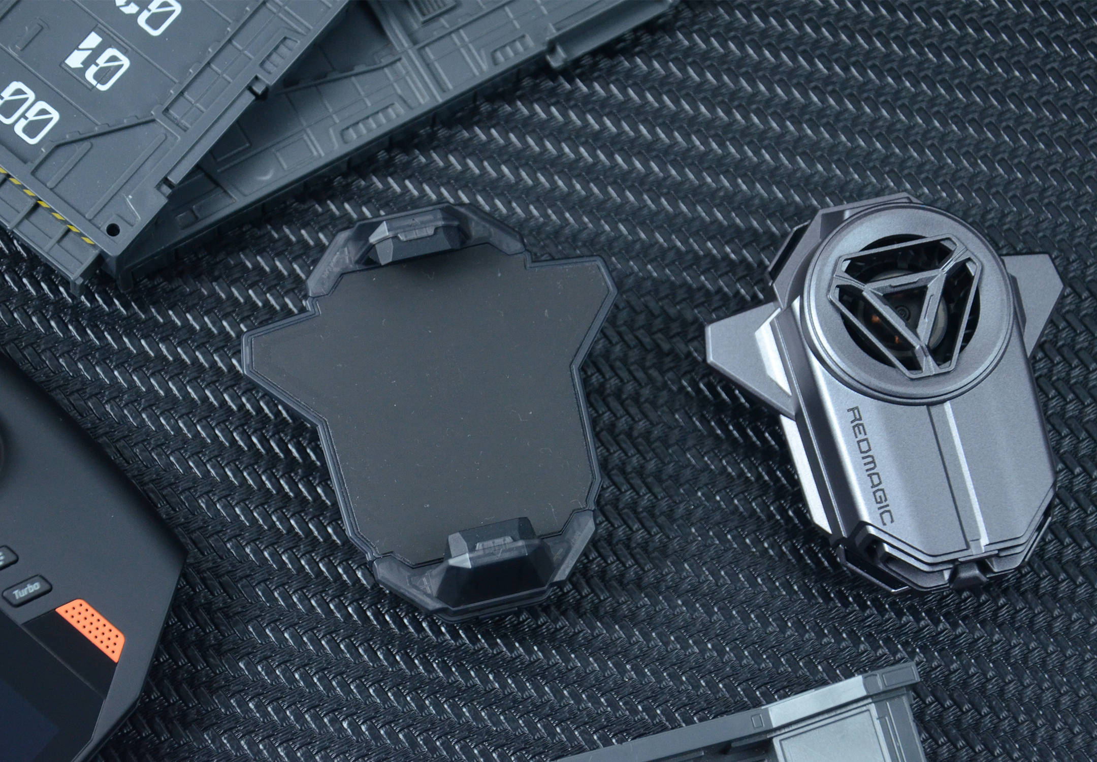 能结冰霜红魔涡轮散热背夹简评一款采用29叶风扇的散热器