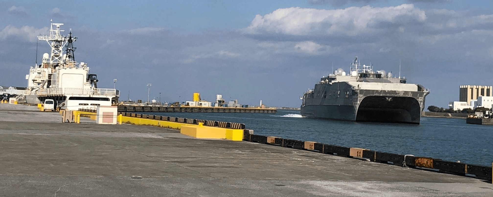 ",第5航空海军炮火联络连和军事海运司令部的成员带来了波多黎各号