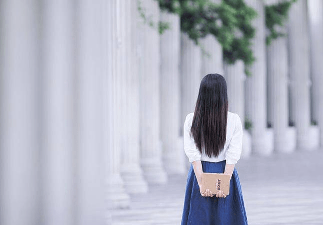 一个人也应该以愉快的品味生活,走自己的路,做自己的事情,对得起别人