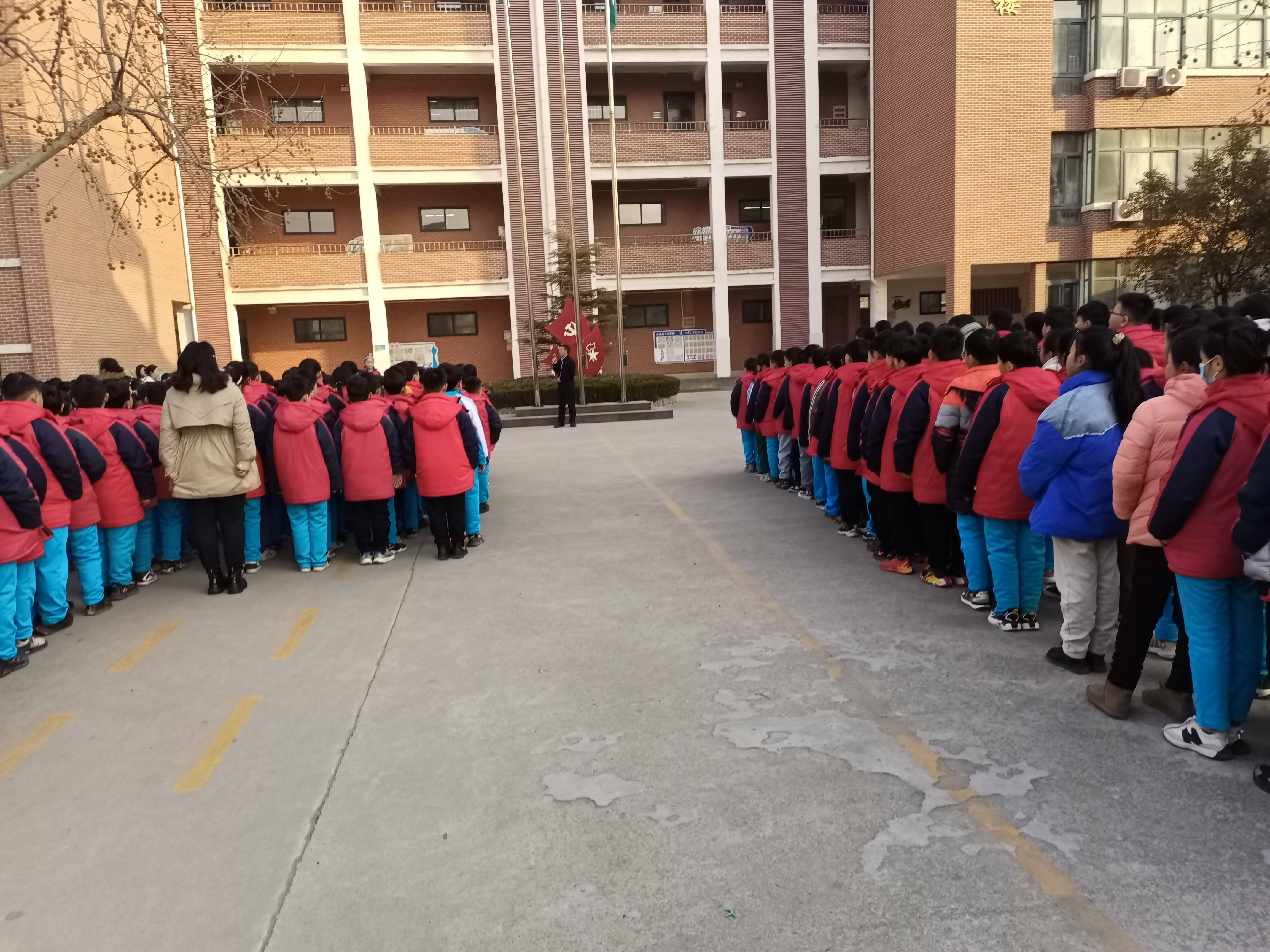 巨野县万福路小学举行学雷锋从小事做起升旗仪式