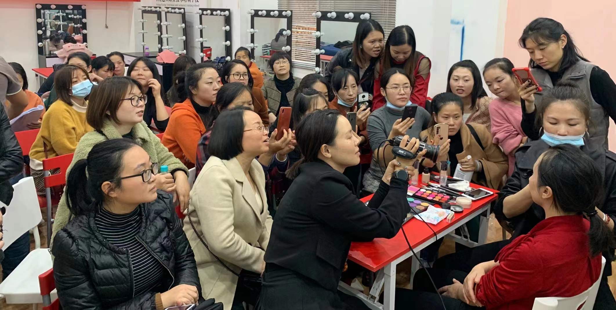 职业艺兴职业技术培训学校分享化妆师的工作职责有哪些?主要做什么?