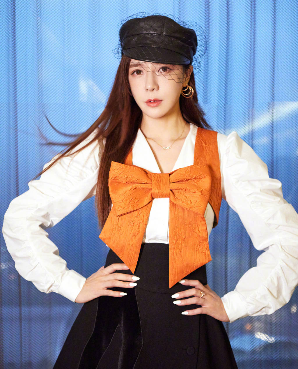 周韦彤蝴蝶衬衣甜酷写真图片