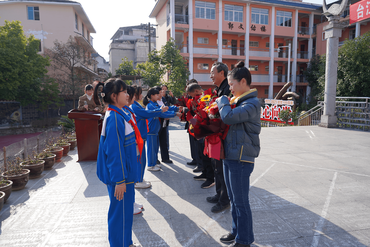 在活动中,学校在杨慧校长的领导下为四位光荣退休的老师(郑文清副校长