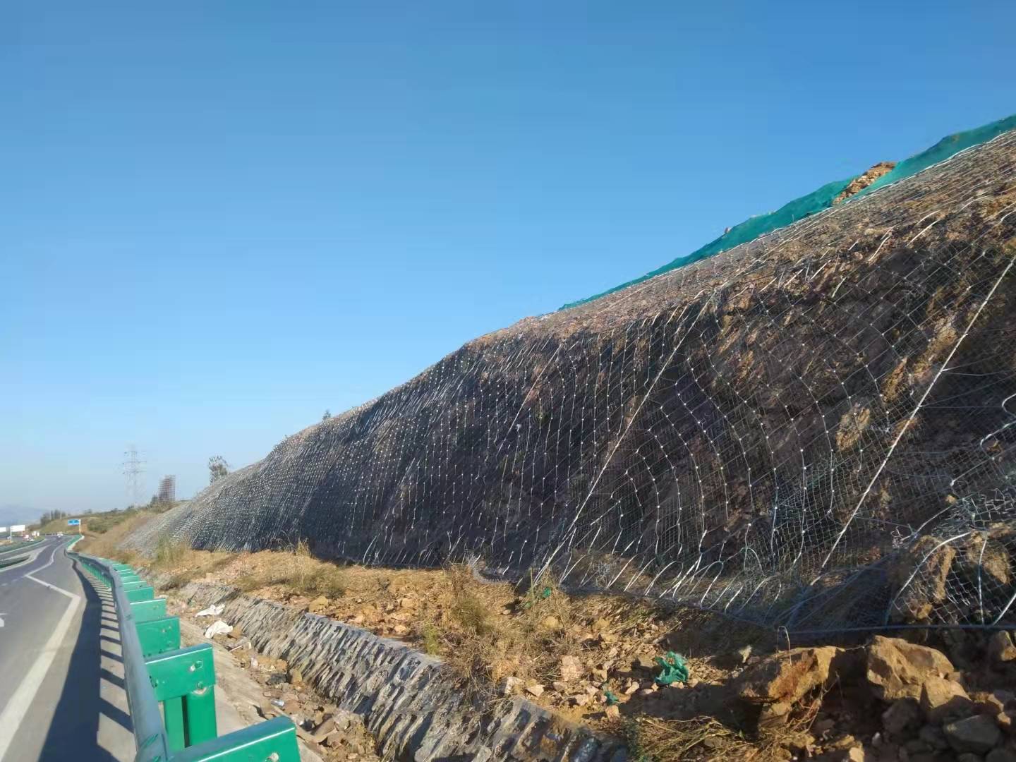 山体滑坡用主动防护网a阳新山体滑坡用主动防护网施工现场