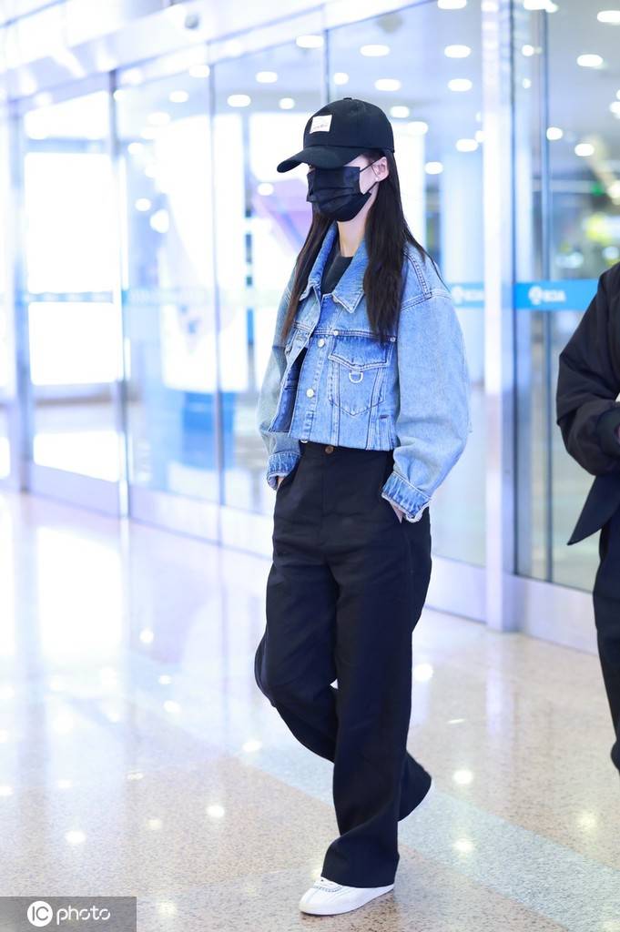 李沁棒球帽搭牛仔夹克外套黑色阔腿裤