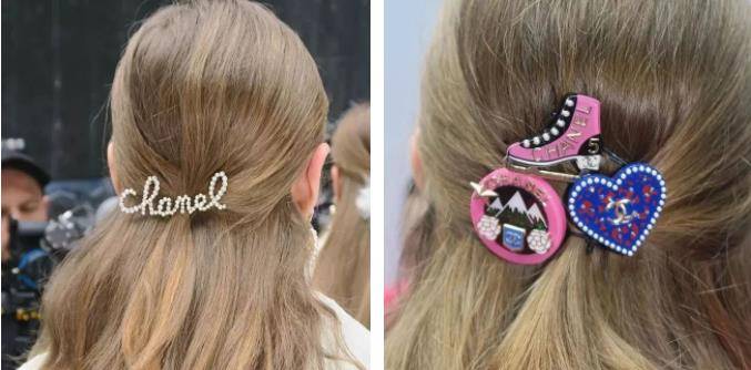 像jennie的叠戴,chanel的logo发夹,中分头发,不对称戴法,简直就是水晶