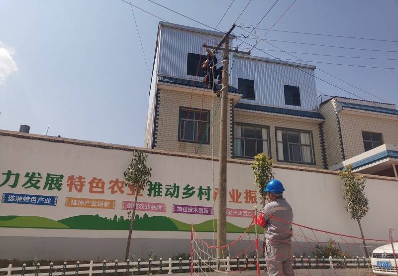 南方電網雲南曲靖陸良供電局更換改造下戶線提高群眾供電質量