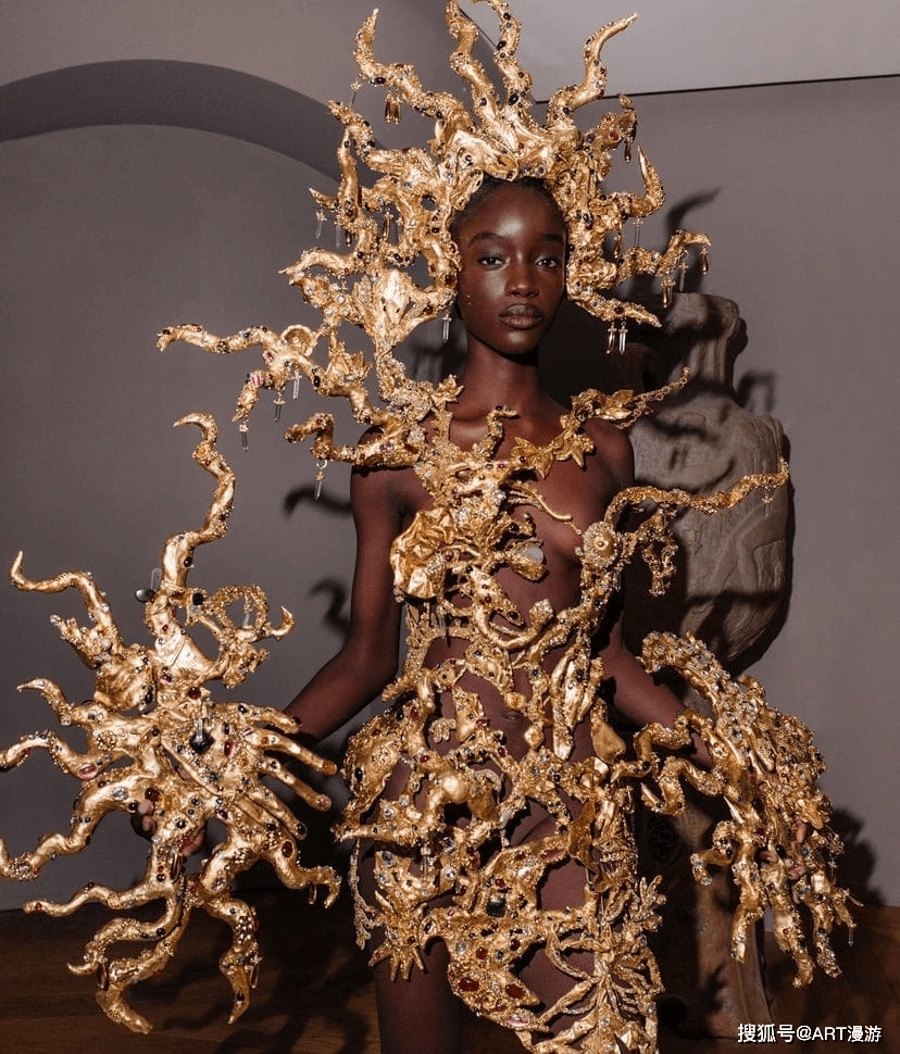 黑色 万众瞩目|艺术时尚|超现实色彩的Schiaparelli打破高定美学的天际线 ...