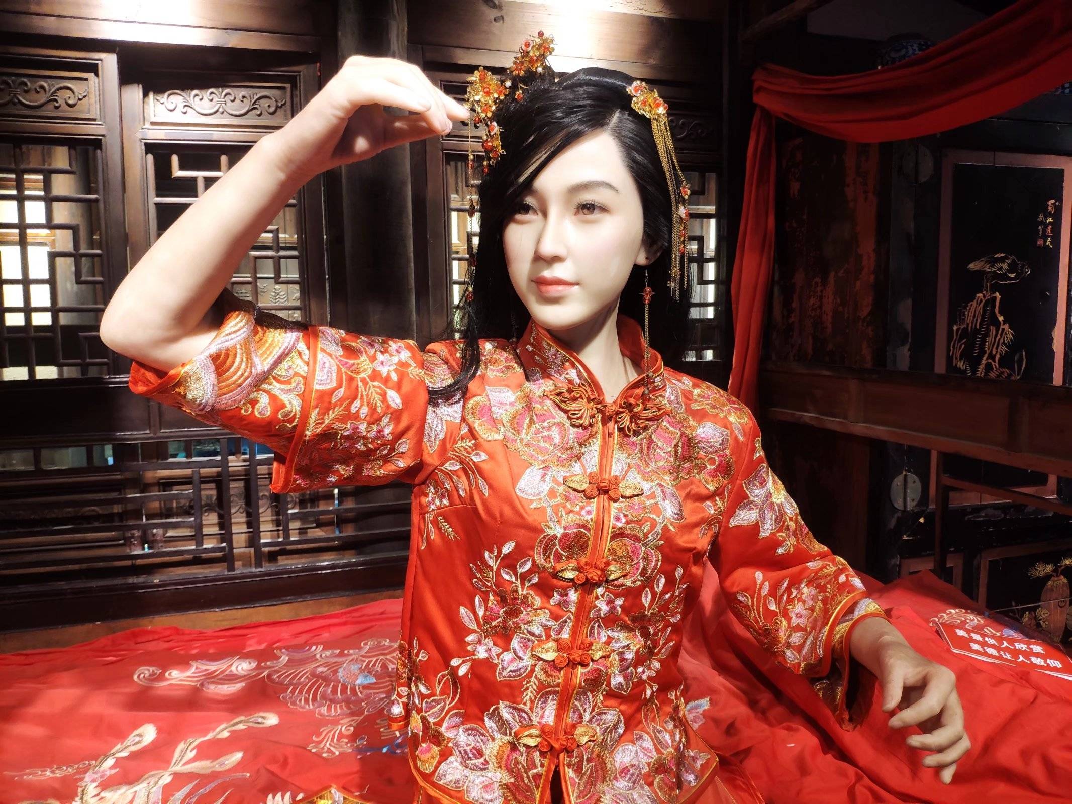 67重庆一金银店现两尊逼真蜡像古代美女价值10万一尊