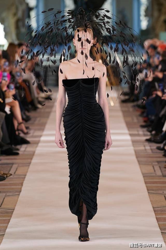 黑色 万众瞩目|艺术时尚|超现实色彩的Schiaparelli打破高定美学的天际线 ...