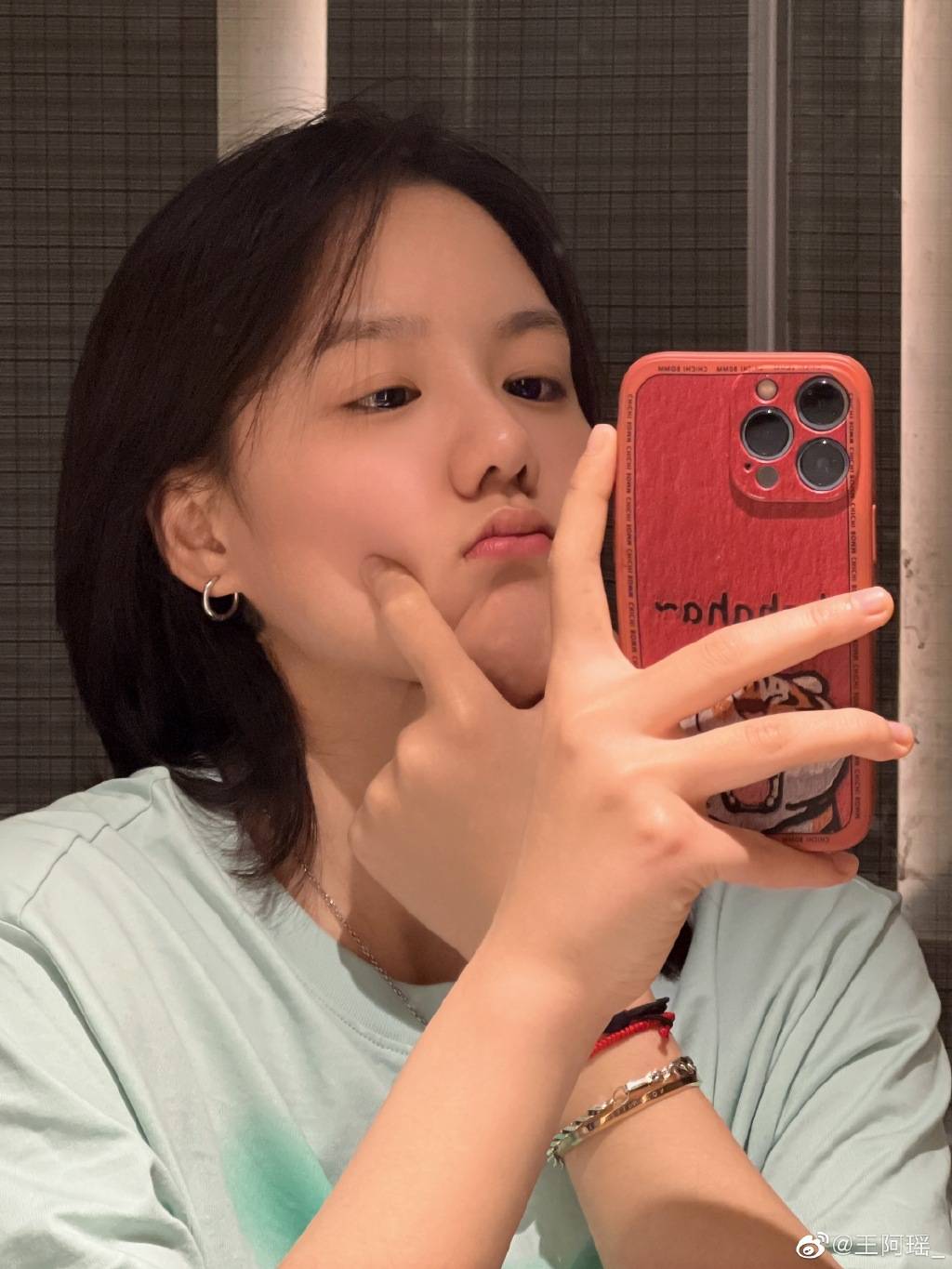 组图王璐瑶生日发照片捏脸自拍可爱动人