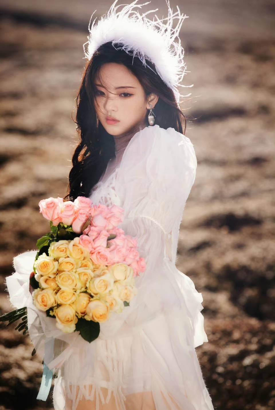 杨超越荒野玫瑰写真，每一张都是可以当壁纸的程度