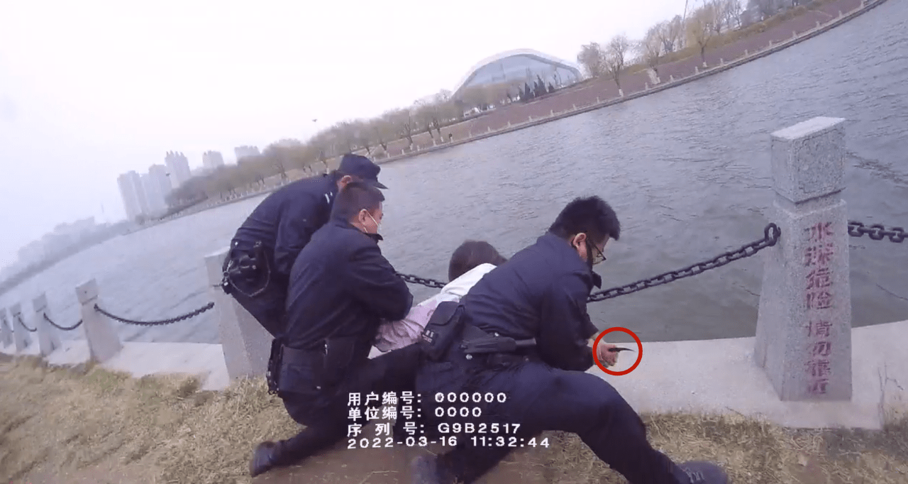 警察救人图片