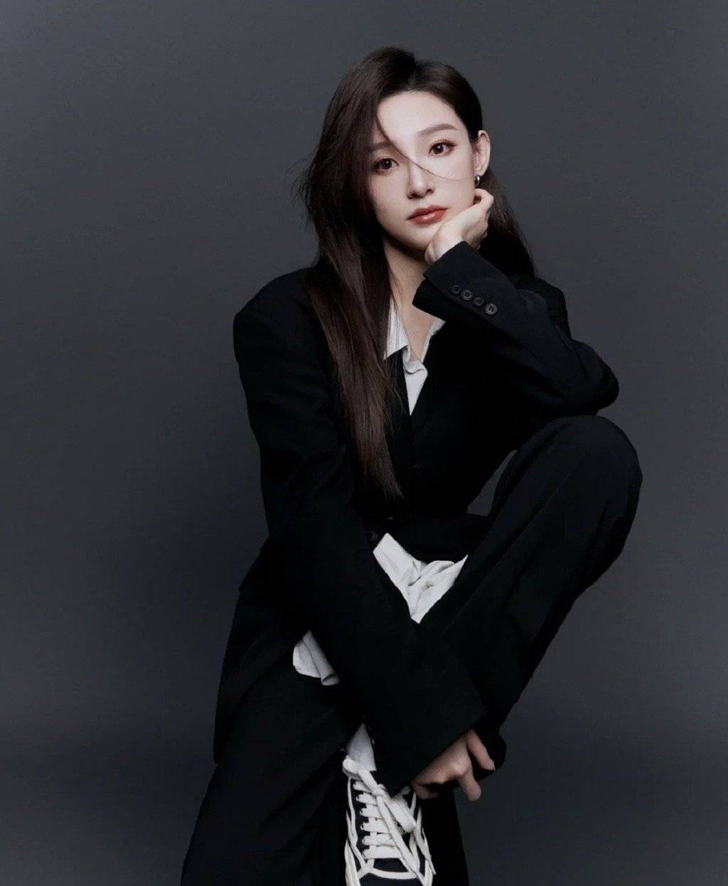 马凡舒黑西装造型又美又飒！长发飘逸气质优雅干练
