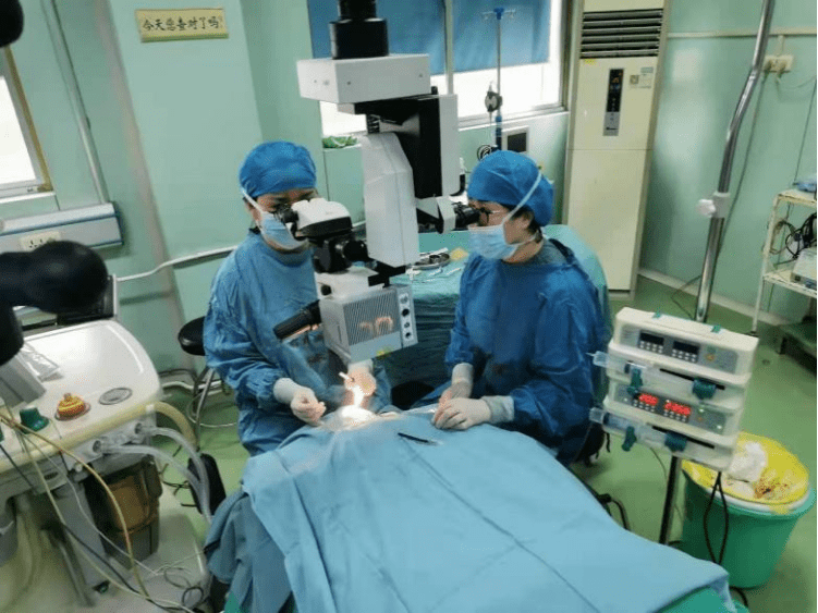 彩虹医院|咸阳彩虹医院成功完成一例新生儿双眼玻璃体腔内注药术