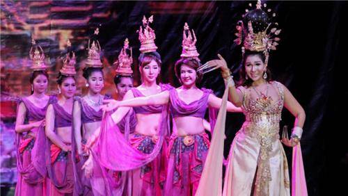 当年火遍泰国的人妖皇后，被中国小伙娶走，如今生活美满让人羡慕