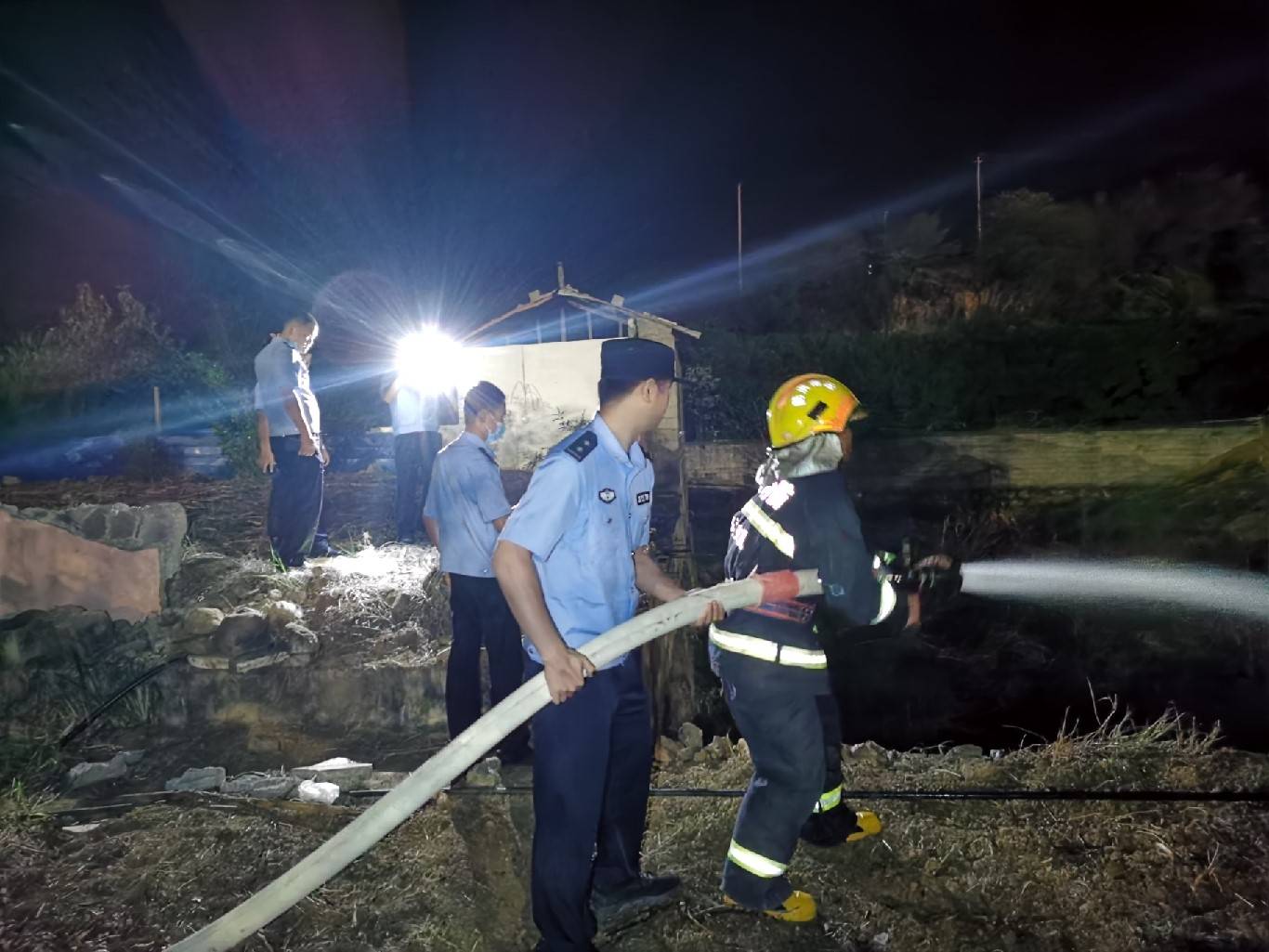 云南怒江移民管理警察化身消防员一夜连灭三场火