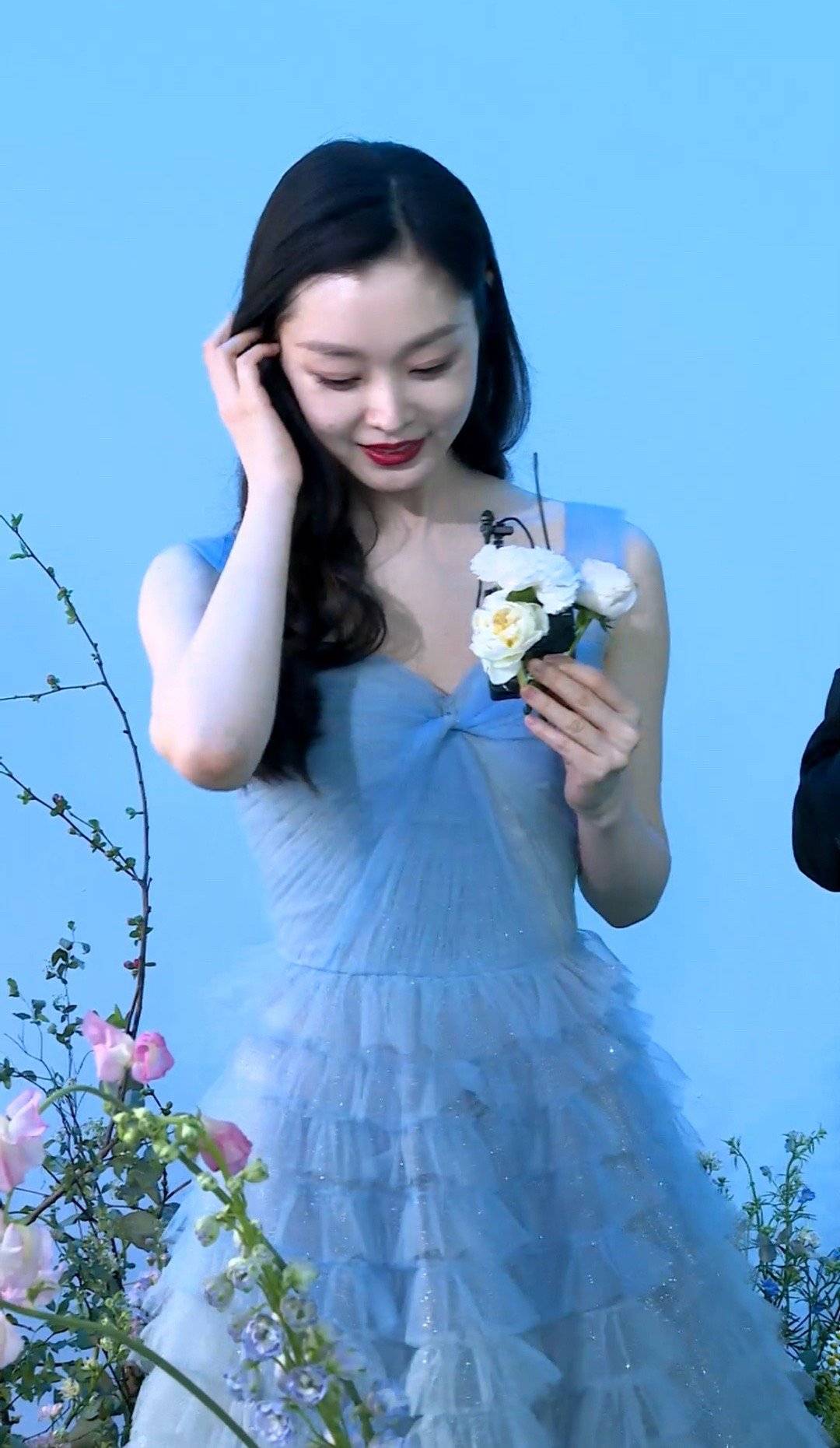 宋轶春日氛围感大片释出 穿梦幻瓷青色长裙超优雅
