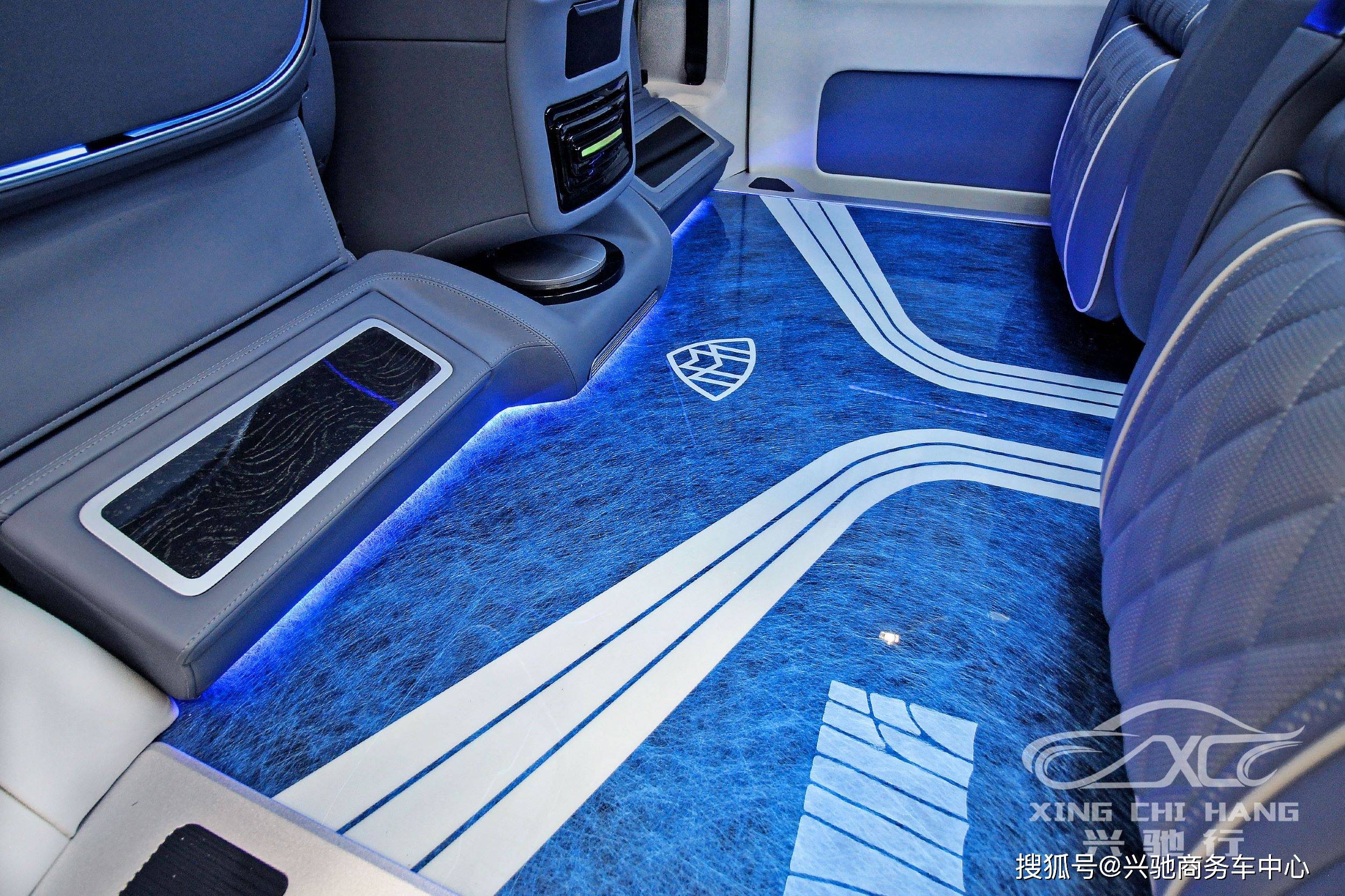 兴驰商务车威霆双开门七座商务车内饰升级浅蓝拼米白色