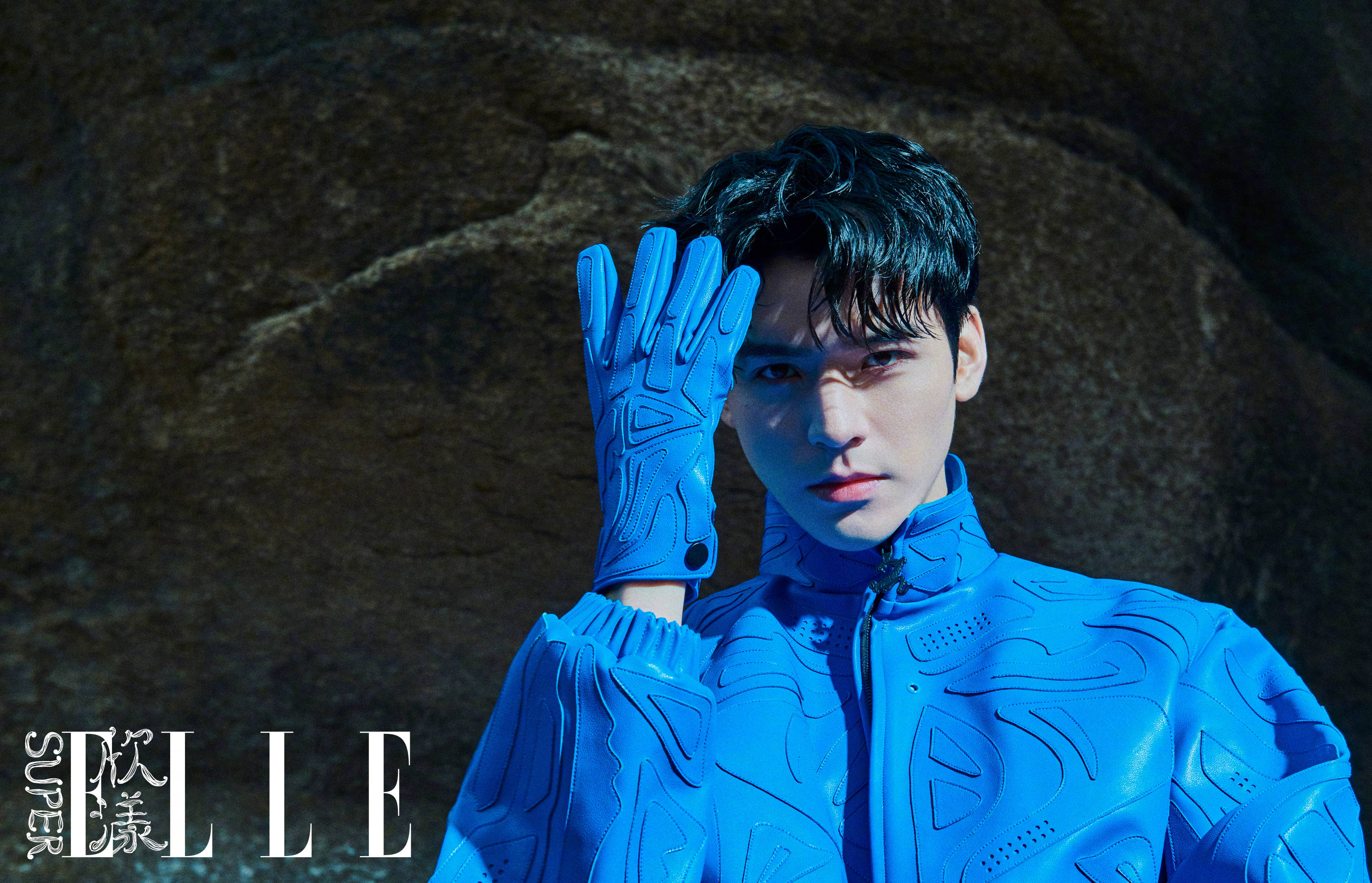 龚俊侧分湿发漫游海边眼神冷冽坚定面庞帅气逼人