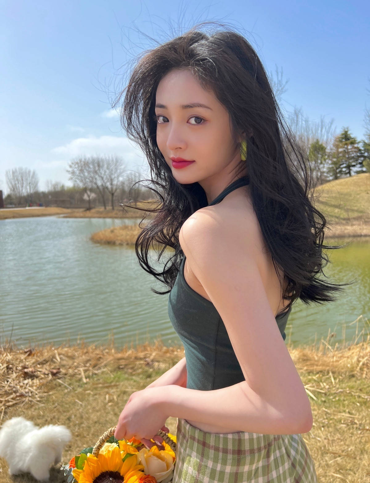 周洁琼穿紧身吊带秀香肩美背肤如凝脂明艳妩媚