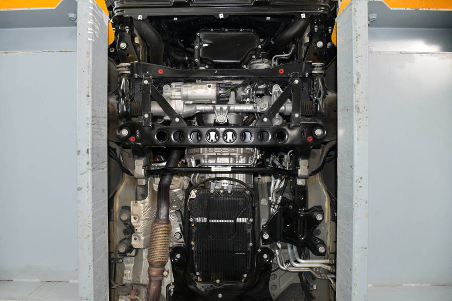 麦弗逊前悬架奔驰的盐雾试验业内有名,对底盘的防锈处理要求颇高,在