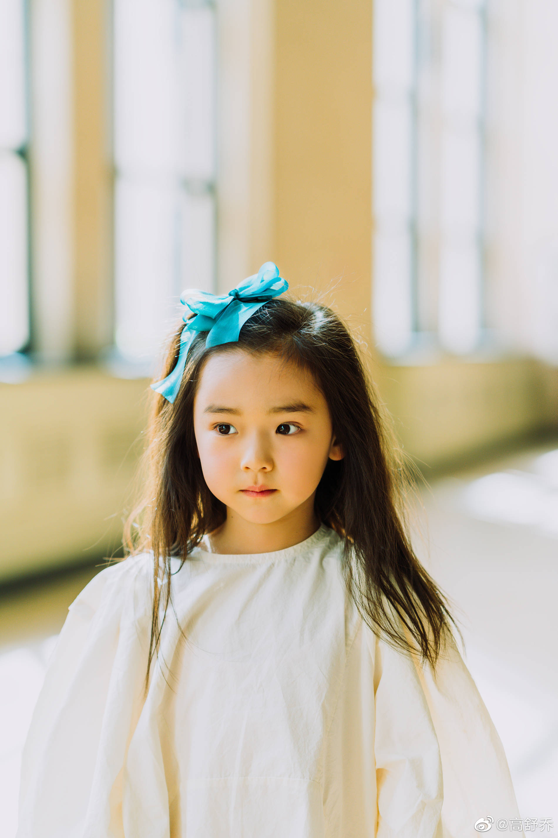 董璇女儿小酒窝近照曝光头戴蓝色蝴蝶结神似妈妈