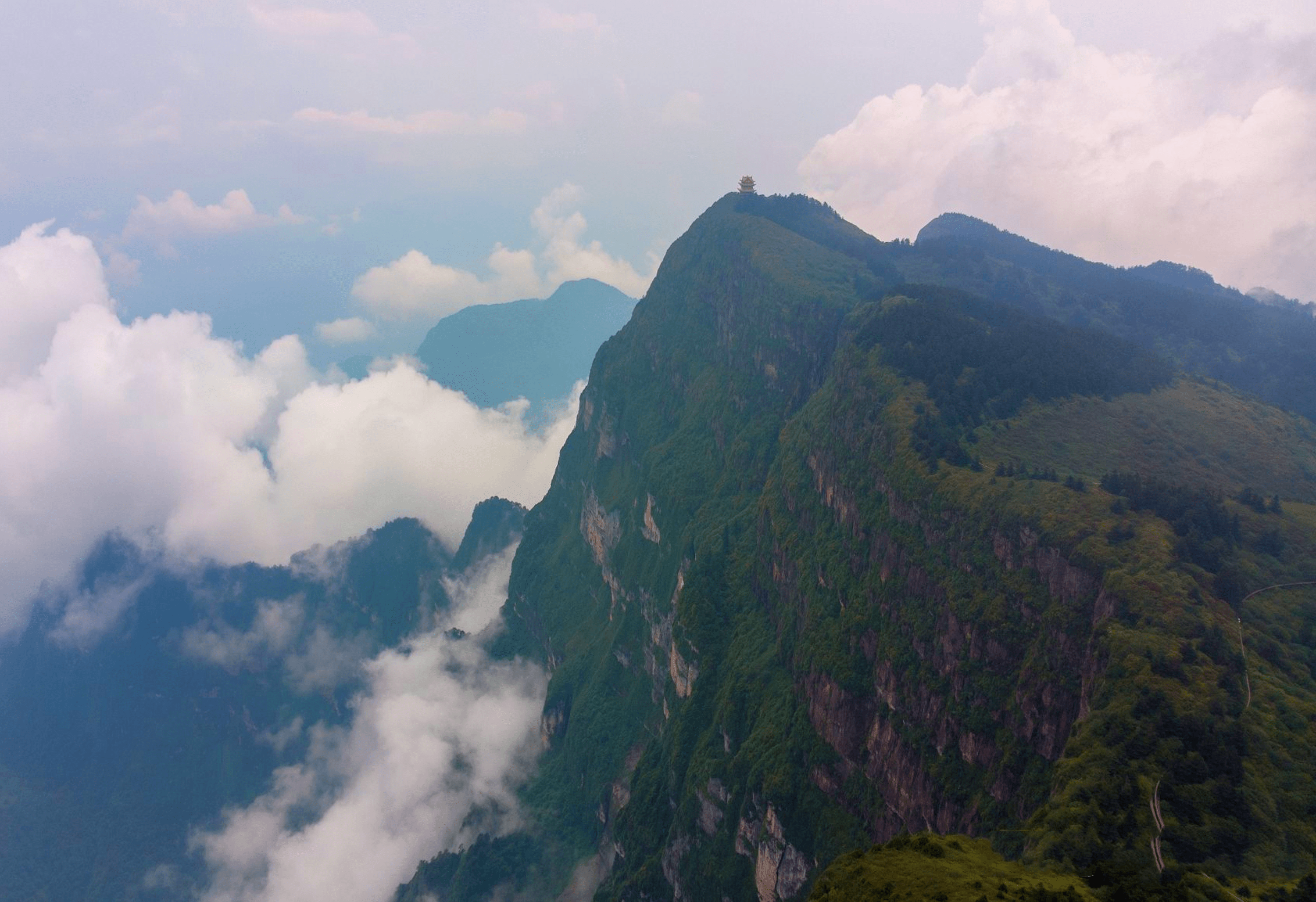 中国四大佛教名山之一峨眉山,仙气飘飘堪称仙境,此生值得去一次