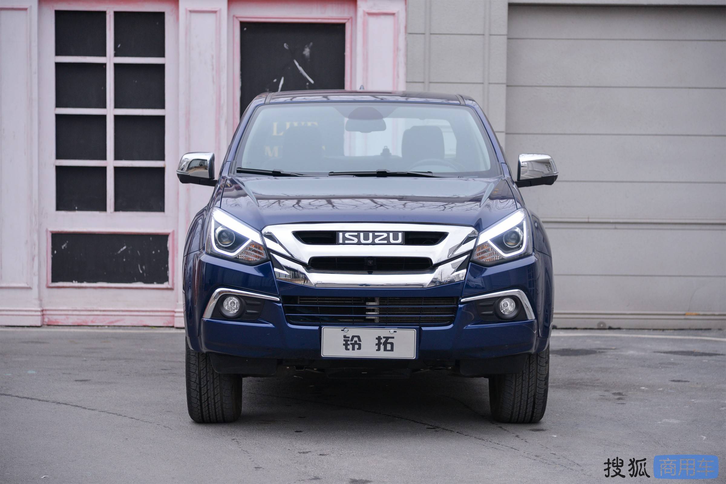 预售价13万元起江西五十铃汽油版铃拓mux牧游侠开启预售