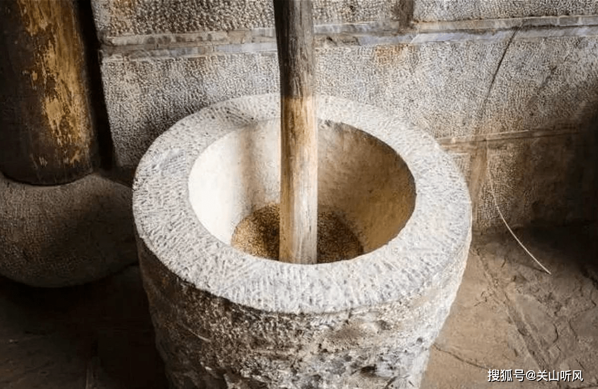 古代人没有电，是怎样把稻谷加工成米粒的？_水碾_碾米机_水轮