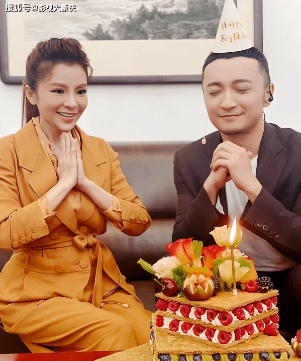 原创央视主持人尼格买提后台庆生朱迅当众献吻友情令人羡慕