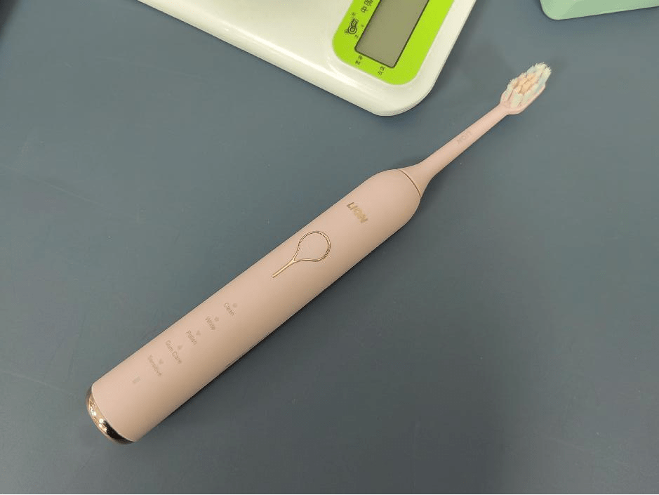 狮王比较重视自家的外观设计,它的盒子是爱马仕橙色,牙刷里面有施华洛