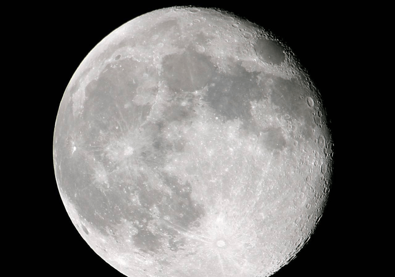 原创月球总是一面朝向地球月球背面是不是永远黑暗看了日食便知晓