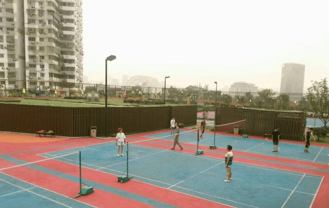 屋顶有花园不新鲜重庆一商场屋顶还有跑道和运动场简直太魔幻