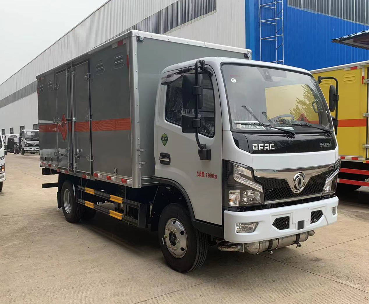 东风高性价比4米黄牌4吨易燃液体运输厢式危货车