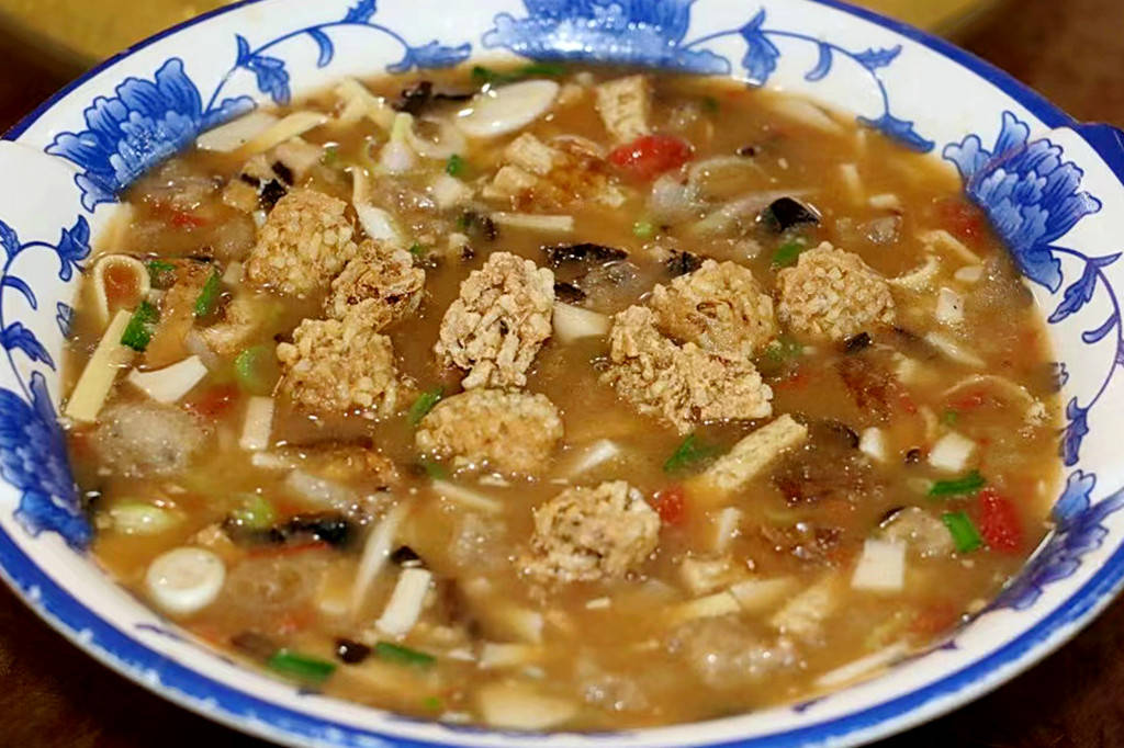 管家水席小碗汤:连汤肉片,洛阳最具盛名的美味之一,也是洛阳水席中最